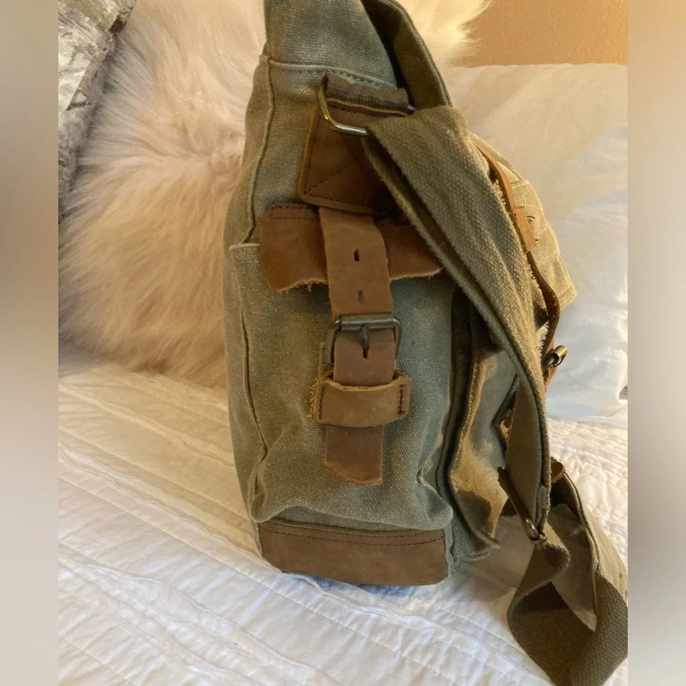 Stylish Olive Green Messenger Bag - Picture 9 of 14